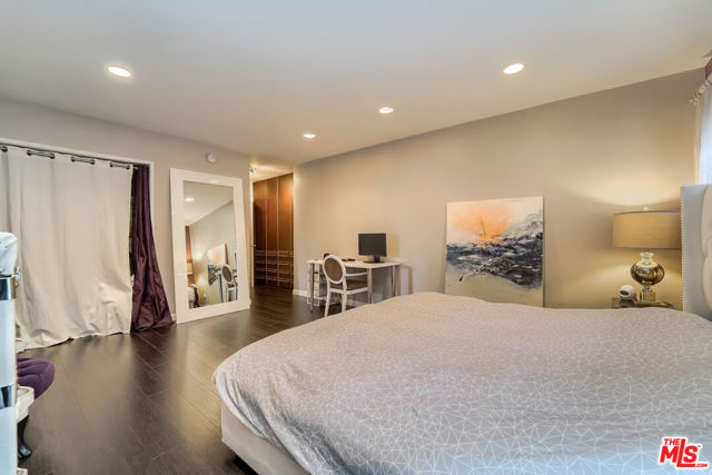 910 S HOLT Avenue, Los Angeles CA: https://media.crmls.org/mediaz/2344f979-2798-43bd-b47c-2e0d15593c0d.jpg
