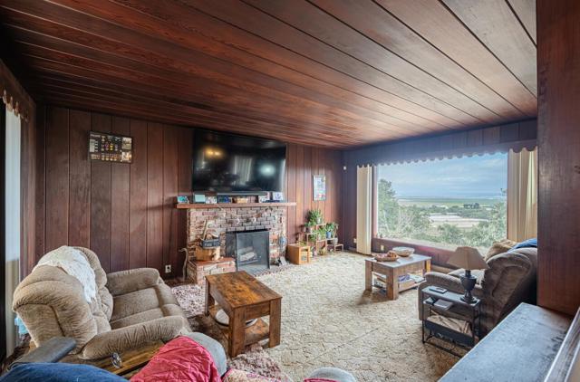 905 W Blanco Road, Salinas CA: https://media.crmls.org/mediaz/23469956-d5af-4a5f-bd21-53b836b0ed77.jpg