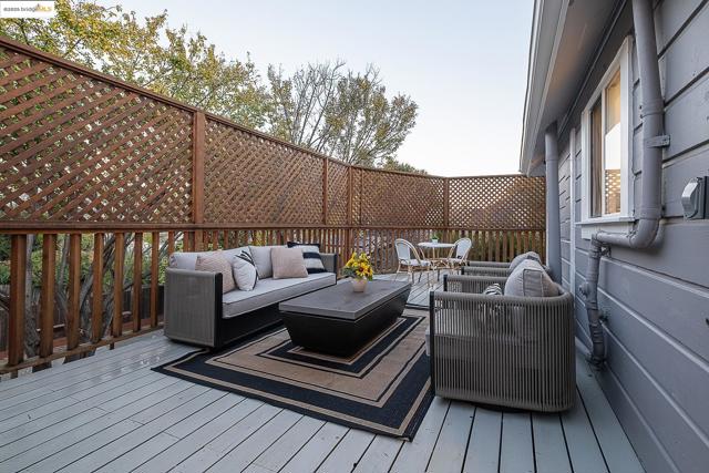 2050 E 30Th St, Oakland CA: https://media.crmls.org/mediaz/2346e3b1-27a8-4998-9b55-00f91a9edbc0.jpg