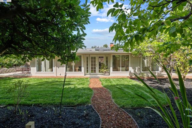 2371 Mallard Dr, Walnut Creek CA: https://media.crmls.org/mediaz/2346e5d8-2489-43d8-a773-b4b71ad94d9b.jpg
