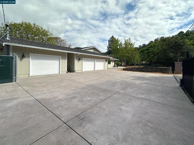 2200 Tice Valley Blvd, Walnut Creek CA: https://media.crmls.org/mediaz/2346e6a4-99a0-4fcb-88ec-dedc60003b0b.jpg