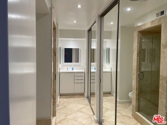 9297 Burton Way, Beverly Hills CA: https://media.crmls.org/mediaz/2347cebd-9fe0-4083-9cc6-32c98b0f727b.jpg