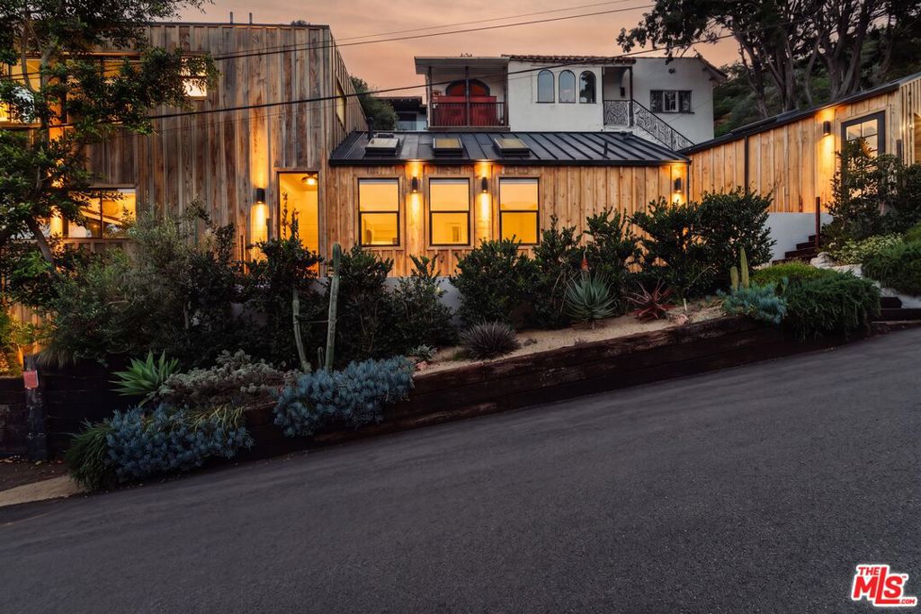 8550 Ridpath Drive — architectural residence