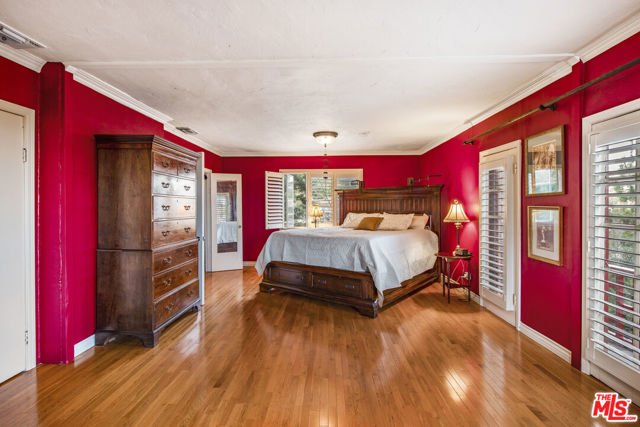 2882 Belden Drive, Los Angeles CA: https://media.crmls.org/mediaz/2349a433-8d06-47d1-ab73-636e8d79c6ff.jpg