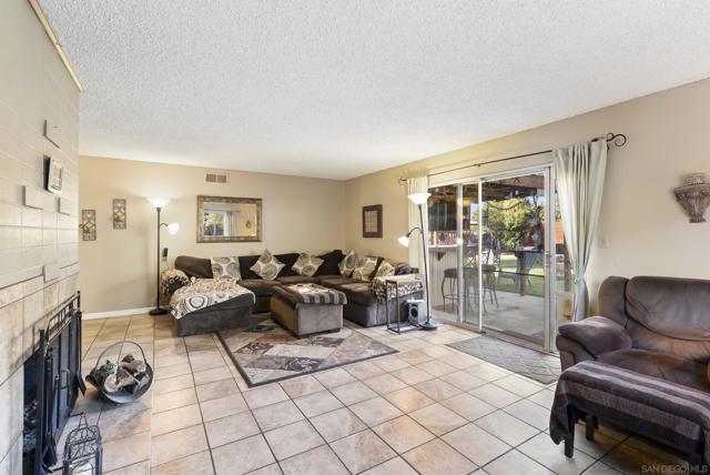 1007 Genie Ln, Cardiff by the Sea CA: https://media.crmls.org/mediaz/234d396b-6532-4778-840c-26a45f25ed74.jpg