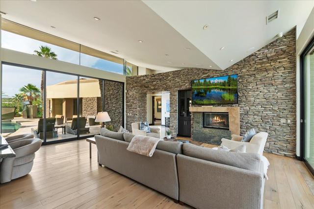 72 Royal Saint Georges Way, Rancho Mirage CA: https://media.crmls.org/mediaz/234fd197-3571-4a5a-9bef-d6fcb8fd7480.jpg