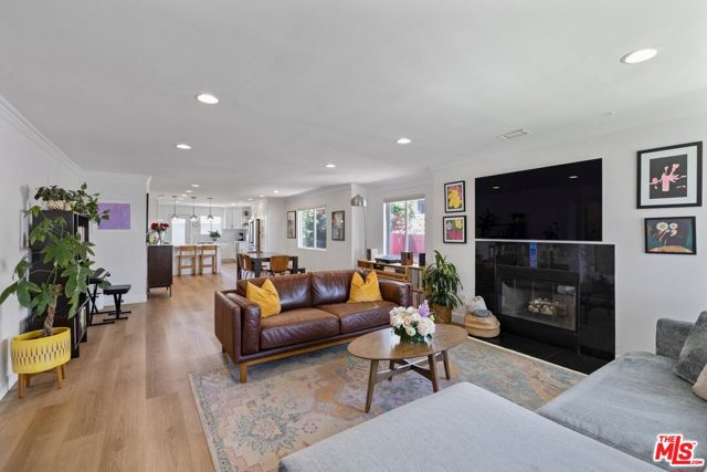 3551 S Bentley Avenue, Los Angeles CA: https://media.crmls.org/mediaz/234ffb5d-3d05-4357-8a71-685abb345728.jpg