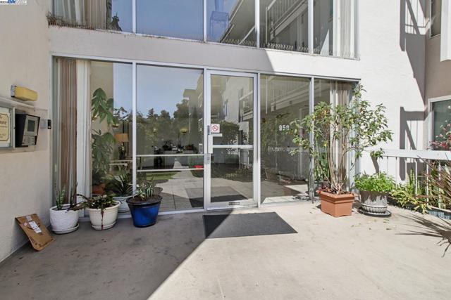 950 Shorepoint Ct, Alameda CA: https://media.crmls.org/mediaz/2350455f-dcf7-41ae-b8b8-82dc39d2720c.jpg