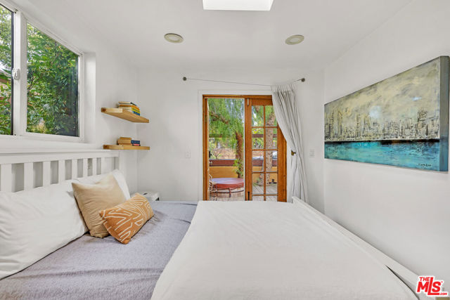 718 Vernon Avenue, Venice CA: https://media.crmls.org/mediaz/2350e2f5-e6e6-4426-9914-9e1d9f99162e.jpg
