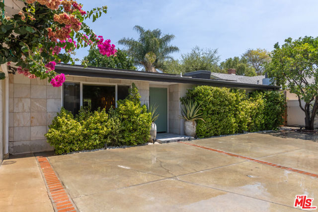 7442 Capps Avenue, Los Angeles CA: https://media.crmls.org/mediaz/2351a0c5-8016-4030-8088-96bcc62be535.jpg
