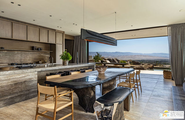 2215 Vista Distancia Court, Palm Springs, CA 92262