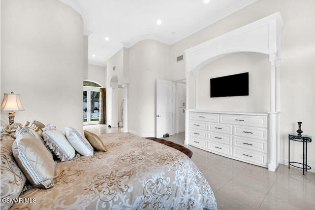 932 Rosario Drive, Thousand Oaks CA: https://media.crmls.org/mediaz/23532b37-63a6-4545-8a48-83b5479e8e8d.jpg