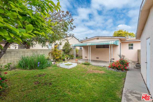12926 Bonaparte Avenue, Los Angeles CA: https://media.crmls.org/mediaz/2353394b-72c2-4c3f-adf3-ddaf89125000.jpg