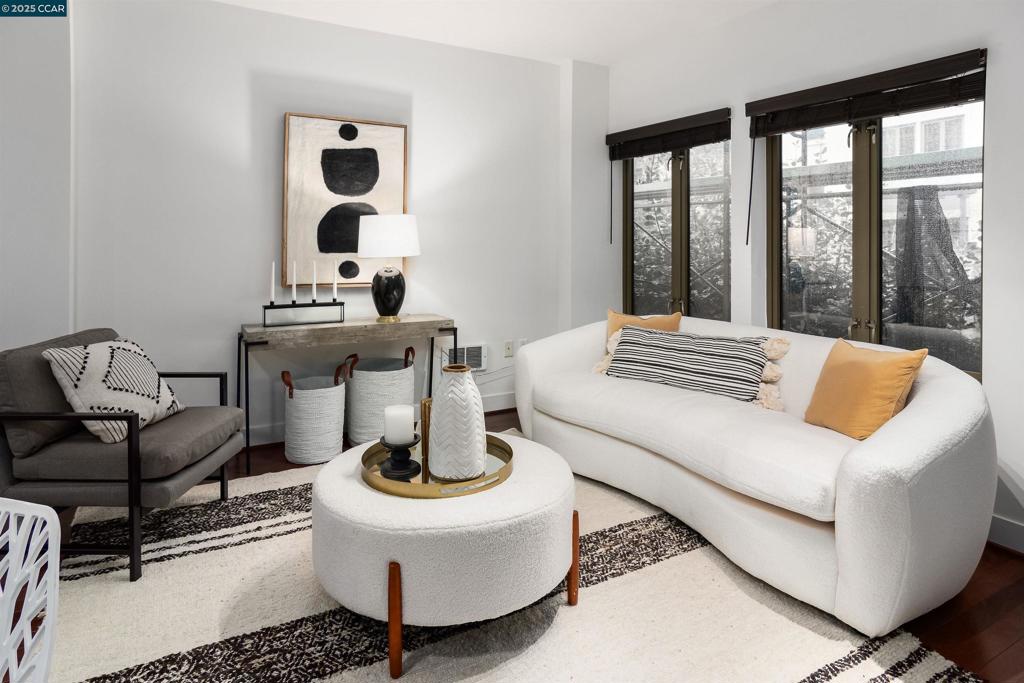 438 W Grand Ave #528
