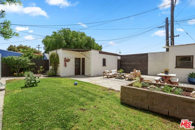 2218 Pearl Street, Santa Monica CA: https://media.crmls.org/mediaz/2353aa61-b5c7-4c55-88e7-bcd0db4ae6fa.jpg