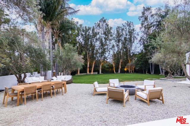 27405 Pacific Coast Highway, Malibu CA: https://media.crmls.org/mediaz/23544861-797d-4fa4-ac05-38b5c6bed880.jpg