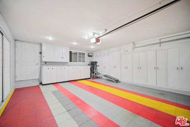 9520 Via Tivoli, Burbank CA: https://media.crmls.org/mediaz/235500d2-8fd5-4296-b564-cbb3c586aad8.jpg