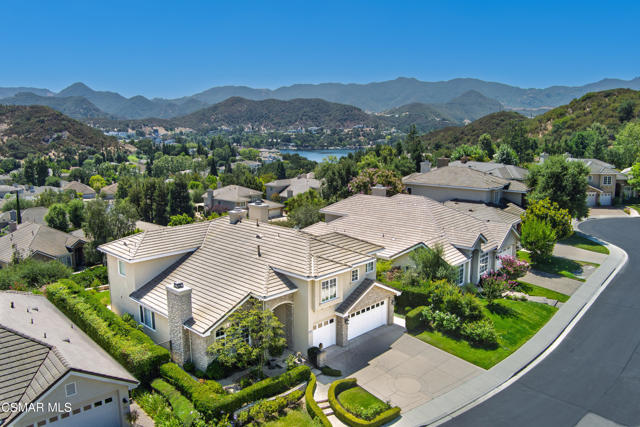 1624 Bushgrove Court, Lake Sherwood CA: https://media.crmls.org/mediaz/23554fc5-802f-471b-bac1-f3f647817d63.jpg