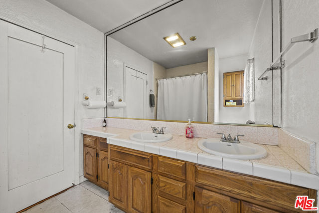 2729 W 79th Street, Inglewood CA: https://media.crmls.org/mediaz/23567d65-0a98-431d-9b69-bbe0db207bc3.jpg