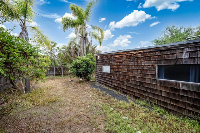 890 Capri Rd, Encinitas CA: https://media.crmls.org/mediaz/2357107a-33f9-41a0-9d4c-e84d5cfc5a01.jpg