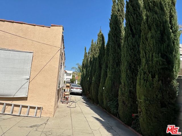 1179 N Berendo Street, Los Angeles CA: https://media.crmls.org/mediaz/2357441c-dbd3-4d14-b063-6de060191eec.jpg