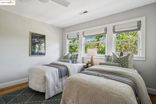 5490 Kales AVE, Oakland CA: https://media.crmls.org/mediaz/23588c74-4e6e-41e0-9448-e325c372fa65.jpg