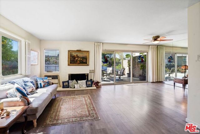 32134 Beachlake Lane, Westlake Village CA: https://media.crmls.org/mediaz/2359074f-8af8-47c3-9ae9-0ae93456226f.jpg
