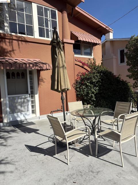 1024 Elsinore Ave, Oakland CA: https://media.crmls.org/mediaz/235a1f7d-9105-4968-b5fb-68b96a88aa19.jpg