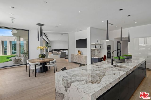 455 Castle Place, Beverly Hills CA: https://media.crmls.org/mediaz/235b089a-1dbd-41d7-b9a0-f096105907f9.jpg