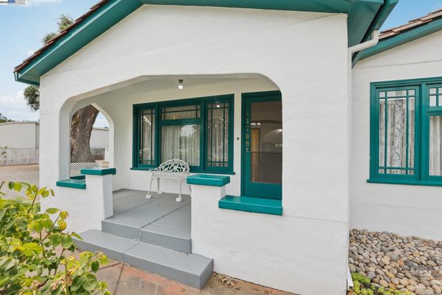 11768 Main St, Sunol CA: https://media.crmls.org/mediaz/235becd0-e7e3-48a0-9d47-3b0d71ee3e56.jpg