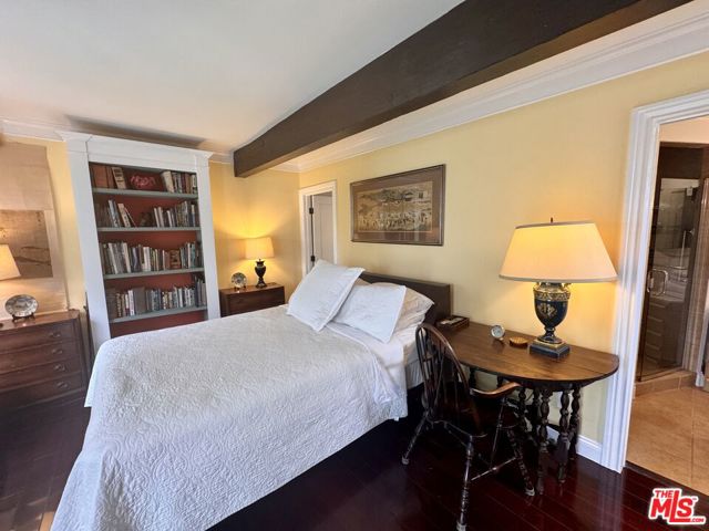 921 S Spaulding Avenue, Los Angeles CA: https://media.crmls.org/mediaz/235bf634-04dd-4d4c-b8e4-b94f88057030.jpg