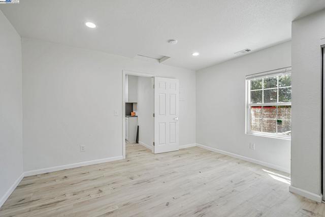 3920 Gravenstein Hwy, Sebastopol CA: https://media.crmls.org/mediaz/235d78e2-2dfe-4e93-bb7f-96bea4a12935.jpg