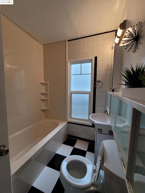 3504 68Th Ave, Oakland CA: https://media.crmls.org/mediaz/235e0573-f683-42f6-97a8-43639d42357b.jpg