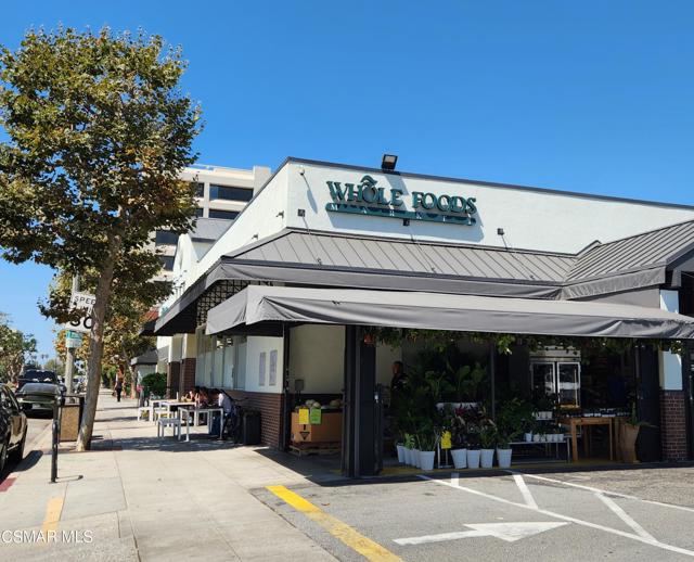 11645 Montana Avenue, Los Angeles CA: https://media.crmls.org/mediaz/235e4abf-9493-46e2-85f1-6a6eb6bf2c4f.jpg