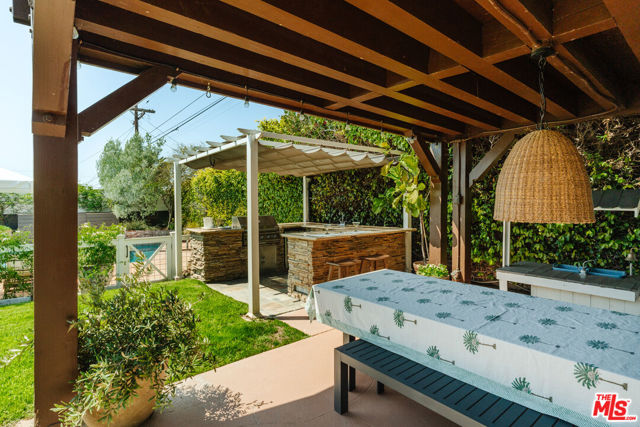 5635 S Chariton Avenue, Los Angeles CA: https://media.crmls.org/mediaz/235e5b27-f294-4070-9189-e0dc1dd4ffba.jpg