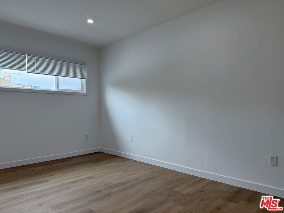https://media.crmls.org/mediaz/235ead7c-38f3-4581-828a-6396014909a4.jpg?preset=X-Large