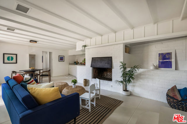 1943 Coolidge Avenue, Altadena CA: https://media.crmls.org/mediaz/2360507d-b2e7-43b2-af34-3d6677e7cee2.jpg