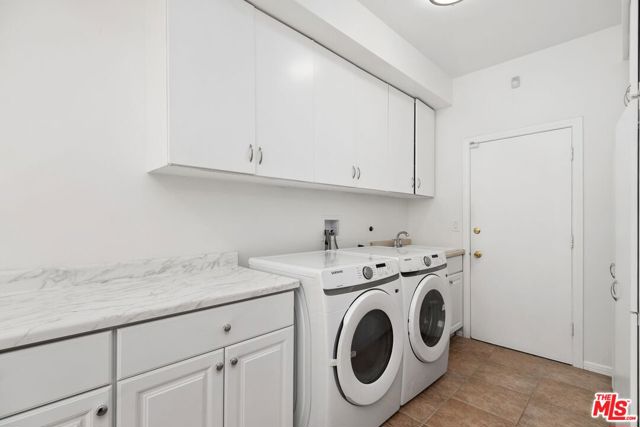517 N Elm Drive, Beverly Hills CA: https://media.crmls.org/mediaz/2360f814-1813-421e-a305-564dc6f9f751.jpg