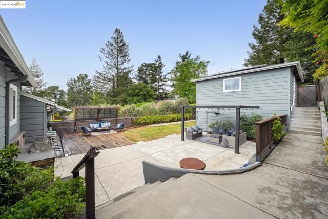 6951 Chambers Dr, Oakland CA: https://media.crmls.org/mediaz/23619a47-57b8-4da9-b817-6f42da3715b2.jpg