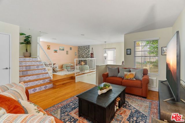 2231 Montrose Avenue, Montrose CA: https://media.crmls.org/mediaz/2362bb2e-8f4c-4e00-99e7-7d4e4704e1f0.jpg