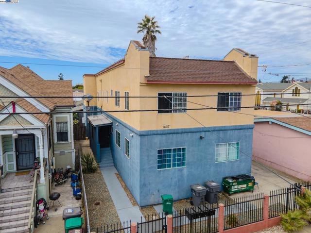 1437 25Th Ave, Oakland CA: https://media.crmls.org/mediaz/23631e15-0b13-438d-a06c-e382143dd62f.jpg