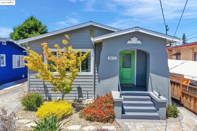 3671 38th Ave, Oakland CA: https://media.crmls.org/mediaz/236469a8-3a3e-4e88-93df-ba54e1193813.jpg