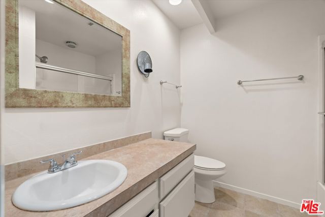 5720 Owensmouth Avenue, Woodland Hills CA: https://media.crmls.org/mediaz/2366490f-26df-4b60-886e-7b22c430e77e.jpg