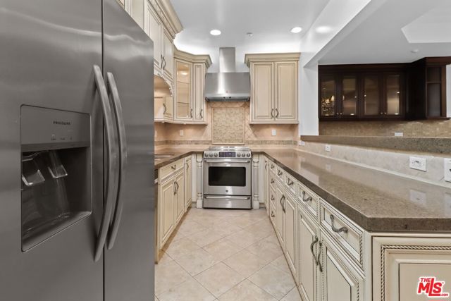 121 N Almont Drive, Beverly Hills CA: https://media.crmls.org/mediaz/2366f8be-45d0-4de6-aad0-31c7b2d8f1b1.jpg