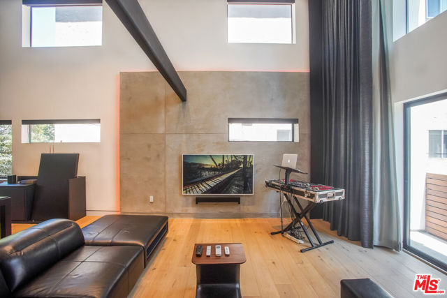 1337 N Fuller Avenue, Los Angeles CA: https://media.crmls.org/mediaz/2367fa28-bbf8-4230-822f-fb317dd45d5d.jpg