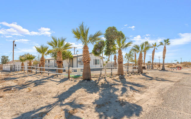2342 Sand Jewel Avenue, Thermal CA: https://media.crmls.org/mediaz/2367fafe-b9ef-473b-a8c8-d9ff04ae4efd.jpg