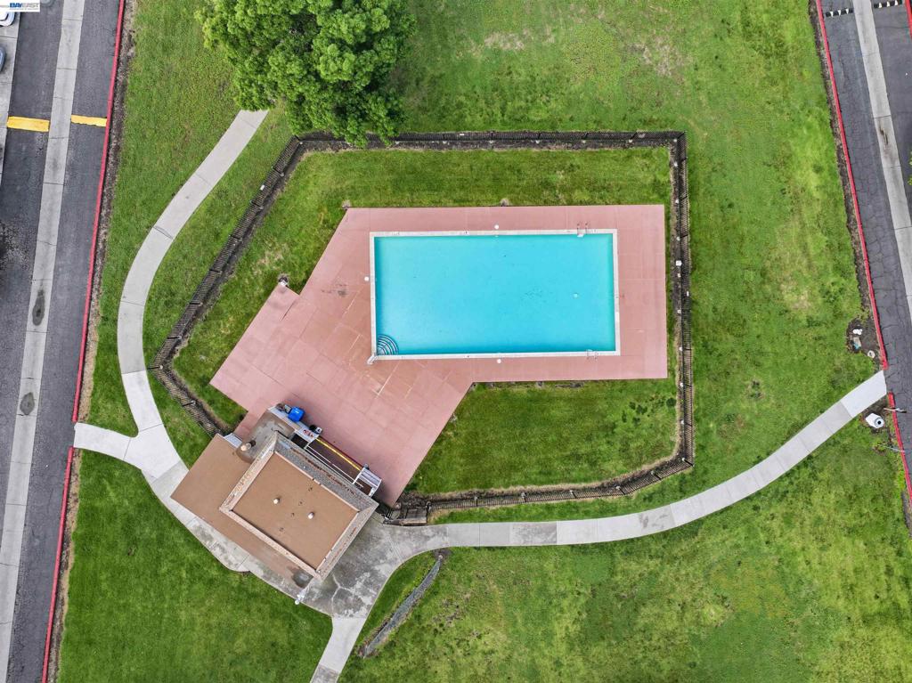 https://media.crmls.org/mediaz/23681903-bb16-4d3d-ac3c-e9367a79c116.jpg?preset=X-Large