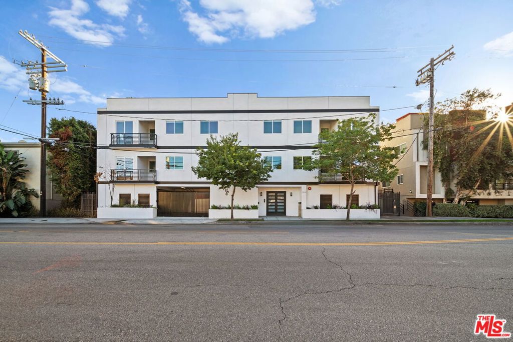 13846 Moorpark Street #202