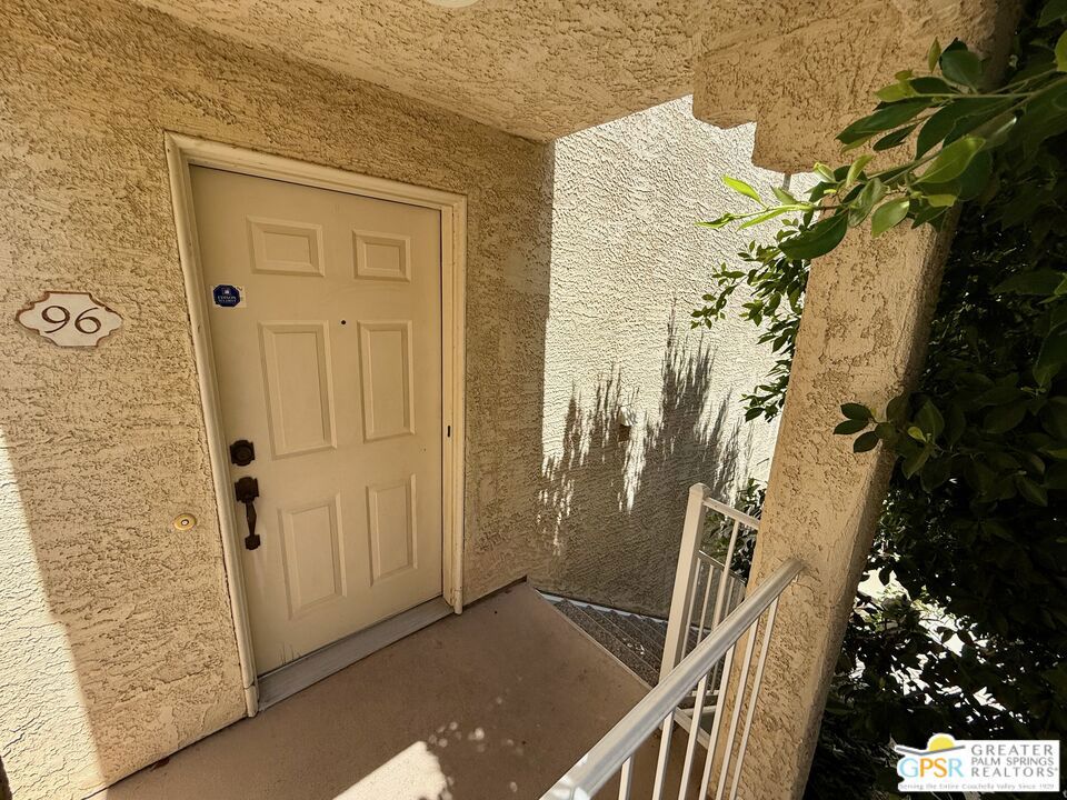 https://media.crmls.org/mediaz/2369a200-1a08-414e-85de-c13bb54bbb26.jpg?preset=X-Large