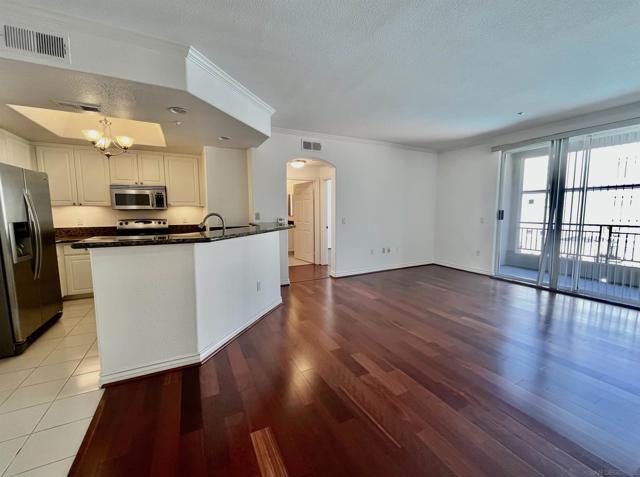 9263 Regents Rd., La Jolla CA: https://media.crmls.org/mediaz/2369c0b8-abaf-4caf-97d9-817cdb0528dd.jpg